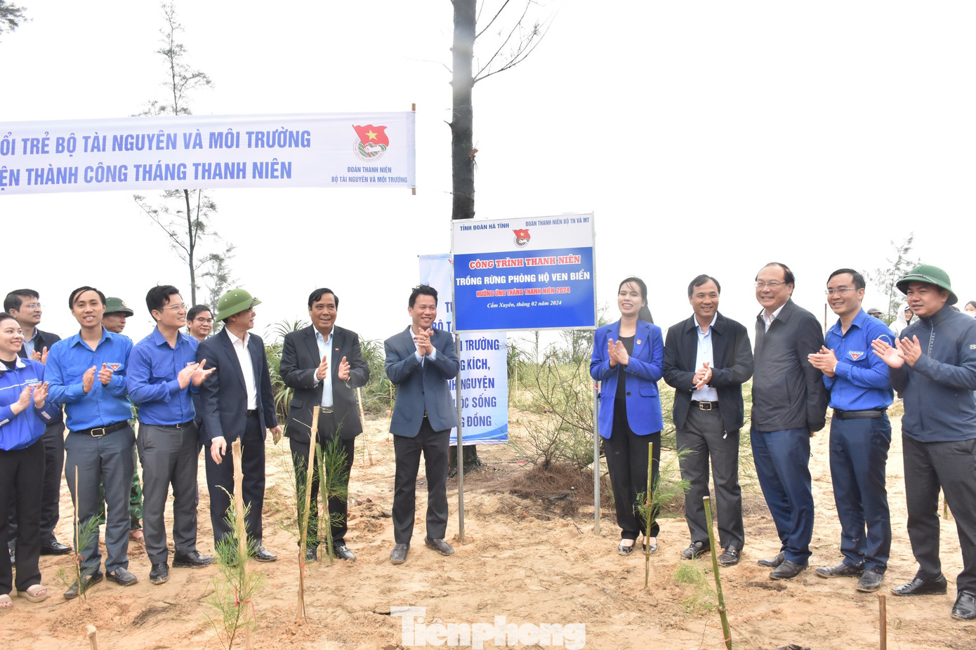 Triển khai chương trình tết trồng cây năm nay, Bộ TN&MT và tỉnh Hà Tĩnh đã lựa chọn huyện Cẩm Xuyên - địa phương có cảnh quan thiên nhiên đa dạng, độc đáo, nhiều đồi núi, sông hồ, đồng bằng và dải ven biển để thực hiện. Triển khai chương trình tết trồng cây năm nay, Bộ TN&MT và tỉnh Hà Tĩnh đã lựa chọn huyện Cẩm Xuyên - địa phương có cảnh quan thiên nhiên đa dạng, độc đáo, nhiều đồi núi, sông hồ, đồng bằng và dải ven biển để thực hiện.