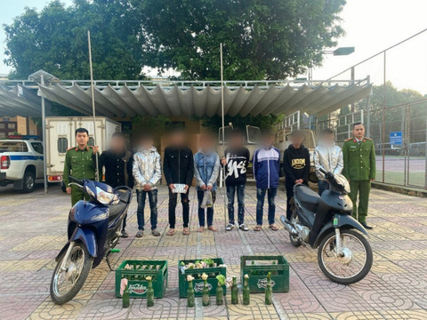 Nhóm thanh thiếu niên cùng hung khí và "bom xăng" tại cơ quan công an.