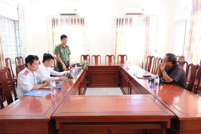 Cơ quan chức năng ở Hà Tĩnh làm việc với ông Dung. Ảnh CACC