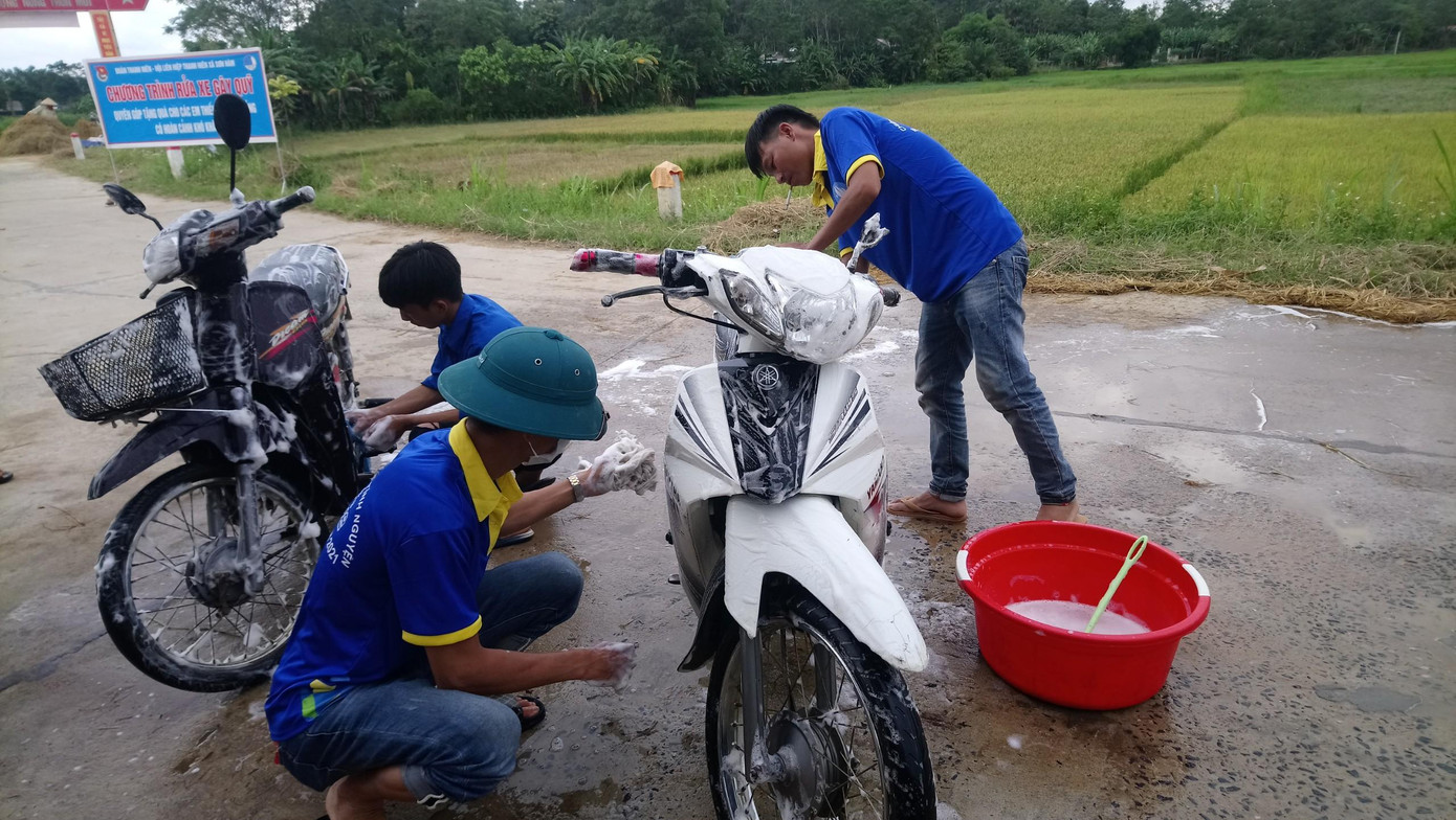Anh Hồ Huy Hùng - Bí thư Đoàn xã Sơn Hàm cho biết, chương trình rửa xe gây quỹ chỉ hoạt động 1 ngày nhưng rửa hơn 100 chiếc xe máy và ô tô. Ngày mai đoàn xã sẽ tiếp tục làm đèn trung thu để cùng trao quà cho những em nhỏ có hoàn cảnh khó khăn, khuyết tật, bị ảnh hưởng bởi dịch COVID-19.