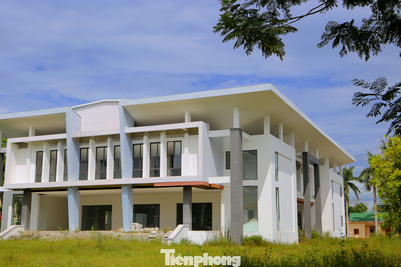 Kế hoạch dự án chia thành hai giai đoạn. Giai đoạn 1, xây dựng toà nhà chính của trung tâm hội nghị với tổng kinh phí 13 tỷ đồng. Giai đoạn 2, xây dựng khu nhà ăn, các phòng nghỉ phục vụ giảng viên và học viên, nhà để xe, sân vườn và các hạng mục phụ trợ khác đảm bảo sự đồng bộ... với tổng mức kinh phí khoảng 7 tỷ đồng.