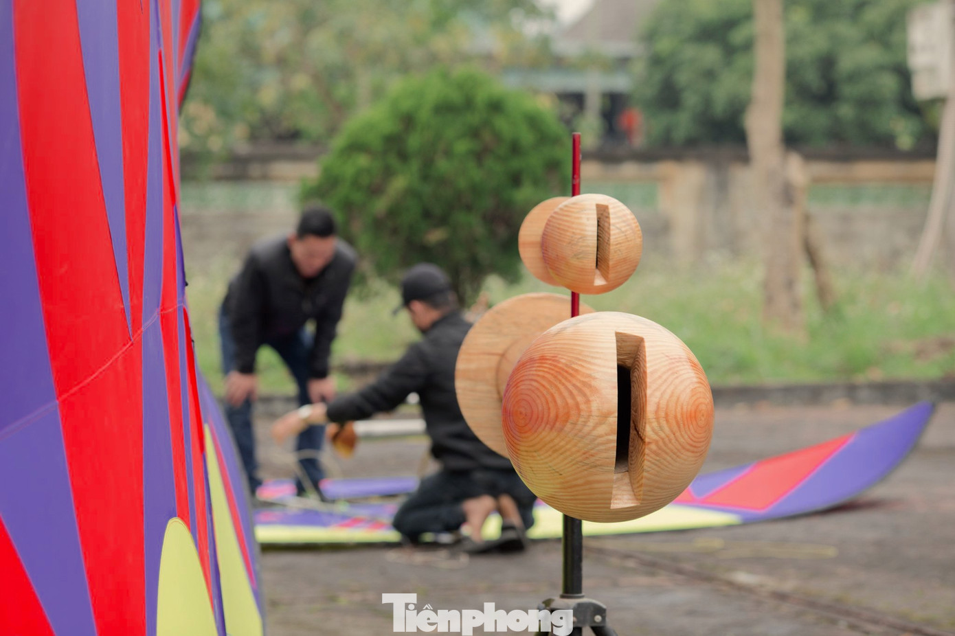 Một bộ sáo gắn vào diều được làm từ thân gỗ, cây tre hoặc nhôm rồi chế tác thành những ống có hình tròn. Người thợ sử dụng 2-3 ống được gắn cố định với nhau bằng ống tre nhỏ, sau đó gắn vào diều. Một bộ sáo gắn vào diều được làm từ thân gỗ, cây tre hoặc nhôm rồi chế tác thành những ống có hình tròn. Người thợ sử dụng 2-3 ống được gắn cố định với nhau bằng ống tre nhỏ, sau đó gắn vào diều.