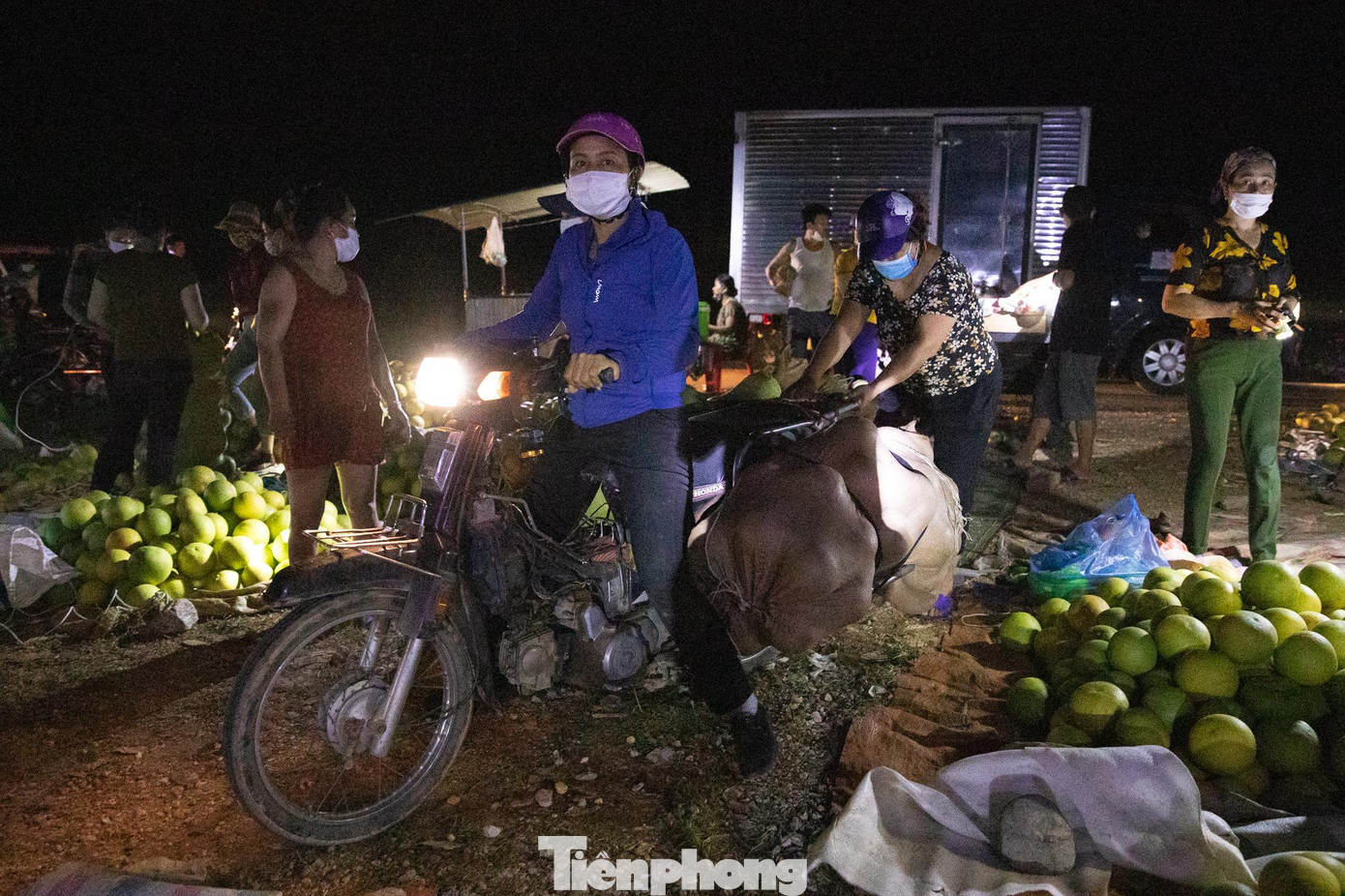 Mỗi đêm ở khu chợ tiêu thụ hàng vạn quả bưởi. So với giá những năm trước, số lượng tiêu thụ bưởi năm nay giảm.