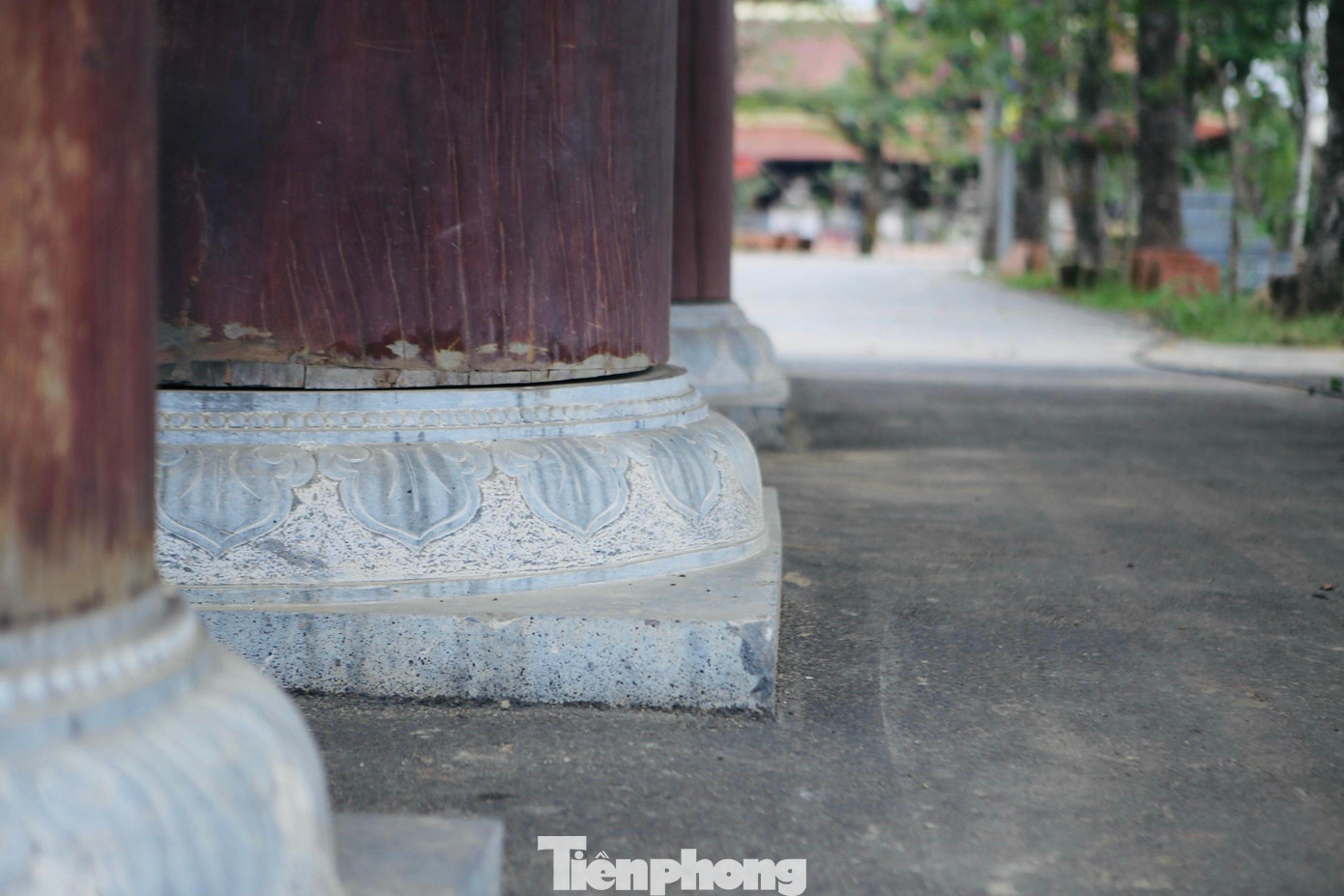 Tất cả 16 cột trụ đều được đặt trên bệ đá hoa sen hình vuông.