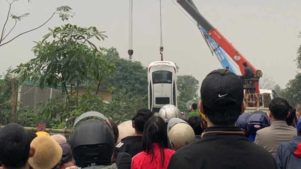 Chiếc xe ô tô được trục vớt.