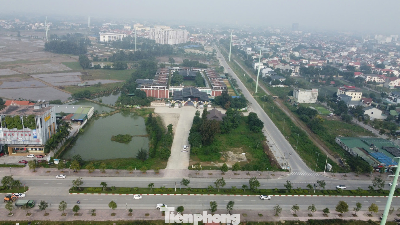 Dự án Khách sạn, văn phòng cho thuê, thương mại tổng hợp và Trường mầm non Quốc tế Trung Kiên do Công ty CP Tập đoàn Đức Thắng làm chủ đầu tư được phê duyệt từ năm 2016. Sau gần một thập kỷ, chỉ duy nhất Trường mầm non được đưa vào hoạt động. Các hạng mục còn lại bao gồm khách sạn 9 tầng và trung tâm thương mại với vốn đầu tư khoảng 150 tỷ đồng vẫn chưa được triển khai.