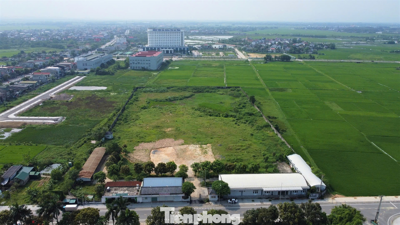 Được kỳ vọng là bệnh viện tư nhân lớn của tỉnh, Dự án Bệnh viện Đa khoa Ngọc Linh (phường Thạch Trung) khởi công từ năm 2010 với tổng vốn hơn 227 tỷ đồng. Tuy nhiên, sau hơn 14 năm, công trình chỉ mới có hàng rào và hai dãy nhà tạm, trong đó một dãy được cho thuê làm trung tâm cấp cứu, còn lại bỏ hoang, rệu rã theo thời gian. Trong ảnh khuôn viên dự án Bệnh viện Đa khoa Ngọc Linh.