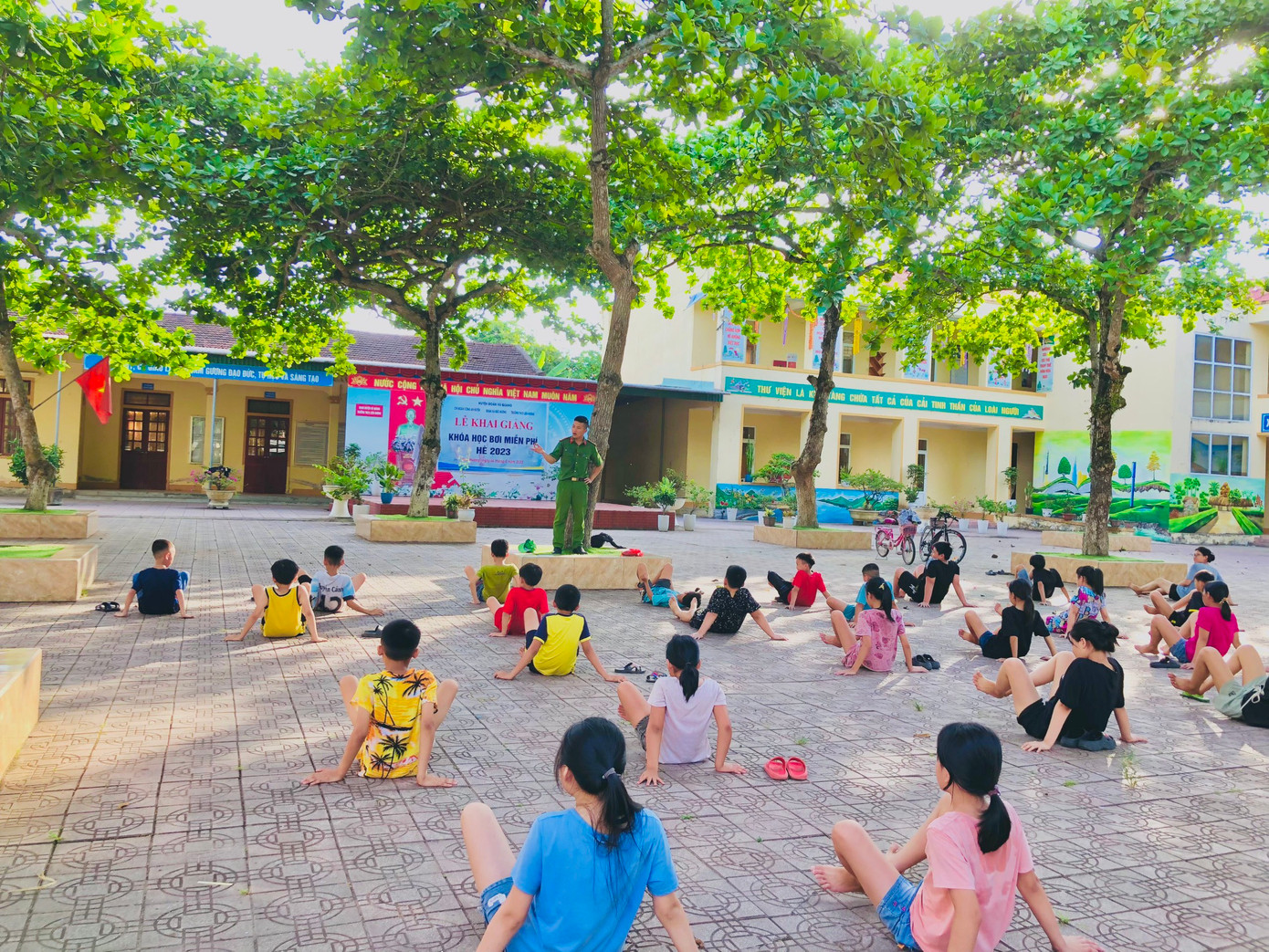 Lớp học hơn 100 em được chia thành hai, một điểm tổ chức tại xã Đức Hương, điểm còn lại ở thị trấn Vũ Quang, tập luyện vào các buổi chiều trong tuần. Lớp học hơn 100 em được chia thành hai, một điểm tổ chức tại xã Đức Hương, điểm còn lại ở thị trấn Vũ Quang, tập luyện vào các buổi chiều trong tuần.