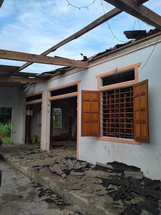 Hàng chục ngôi nhà ở huyện Hương Khê bị hư hỏng do lốc xoáy. Hàng chục ngôi nhà ở huyện Hương Khê bị hư hỏng do lốc xoáy.