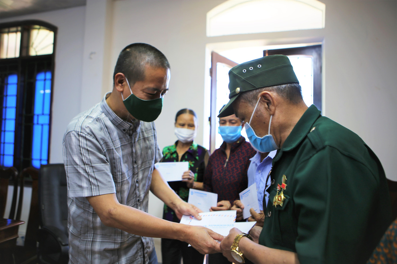 Nhà báo Trần Quang Long - Trưởng đại diện Báo Tiền Phong tại Nghệ An trao quà cho cựu thanh niên xung phong.