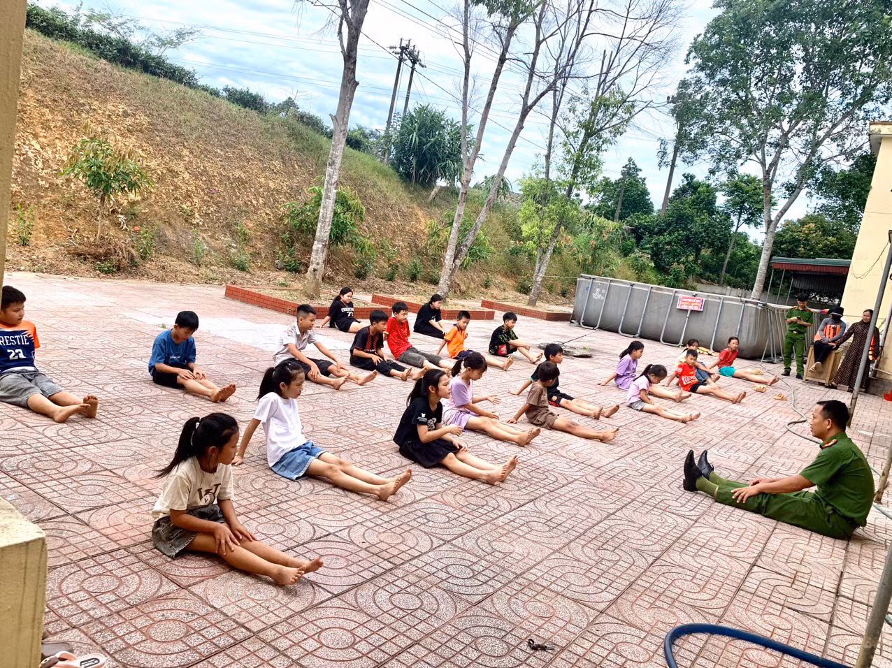 Đây là lớp học bơi đặc biệt của trẻ em vùng biên giới Hà Tĩnh, với mục đích nhằm giảm thiểu tình trạng đuối nước vào mùa hè ở thiếu nhi.