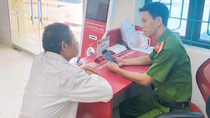 Người đàn ông suýt chuyển 110 triệu đồng cho kẻ lừa đảo. Người đàn ông suýt chuyển 110 triệu đồng cho kẻ lừa đảo.