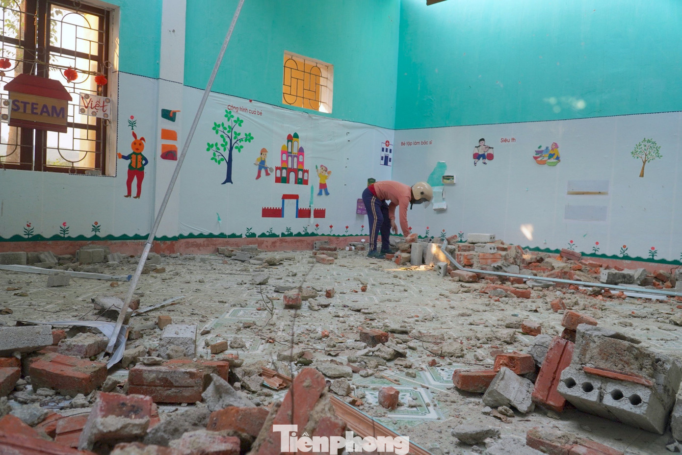 “Khi đến thấy toàn bộ khuôn viên tan hoang, tường nứt, gạch đổ, mái tôn cũng bị gió làm tốc, hư hỏng toàn bộ. Đến nay chưa có phương án khắc phục nên học sinh vẫn chưa thể tới lớp. Nhiều phụ huynh cũng bày tỏ lo ngại nếu tu sửa sẽ có phương án như thế nào để đảm bảo an toàn cho các cháu vì dãy nhà này đã xuống cấp”, cô Lan cho biết. “Khi đến thấy toàn bộ khuôn viên tan hoang, tường nứt, gạch đổ, mái tôn cũng bị gió làm tốc, hư hỏng toàn bộ. Đến nay chưa có phương án khắc phục nên học sinh vẫn chưa thể tới lớp. Nhiều phụ huynh cũng bày tỏ lo ngại nếu tu sửa sẽ có phương án như thế nào để đảm bảo an toàn cho các cháu vì dãy nhà này đã xuống cấp”, cô Lan cho biết.