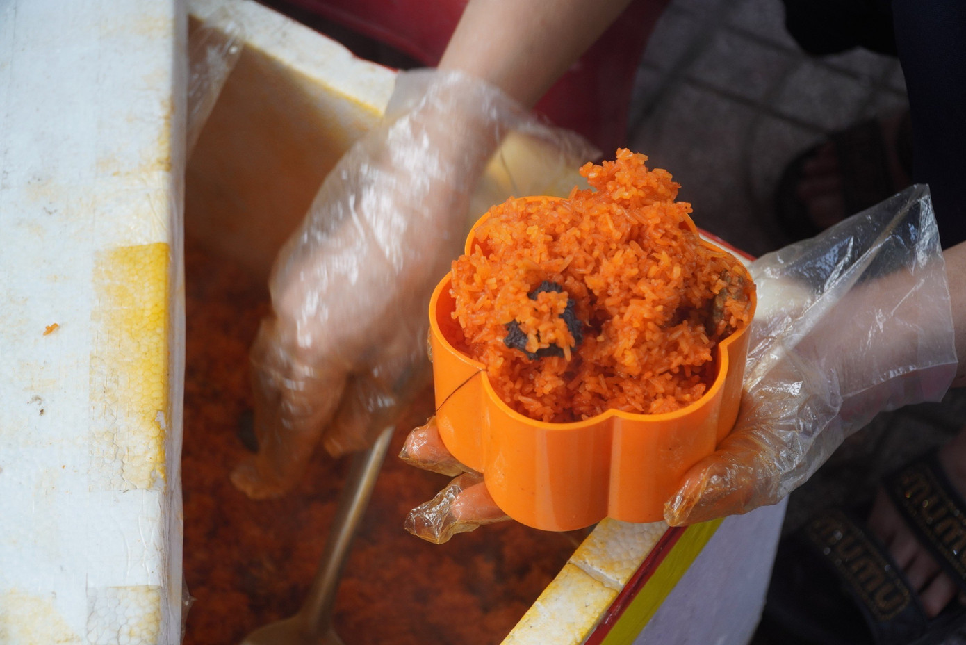 Theo người bán, mâm tam sên gồm 3 con tôm càng, một miếng thịt heo và 3 quả trứng luộc. Theo người bán, mâm tam sên gồm 3 con tôm càng, một miếng thịt heo và 3 quả trứng luộc.