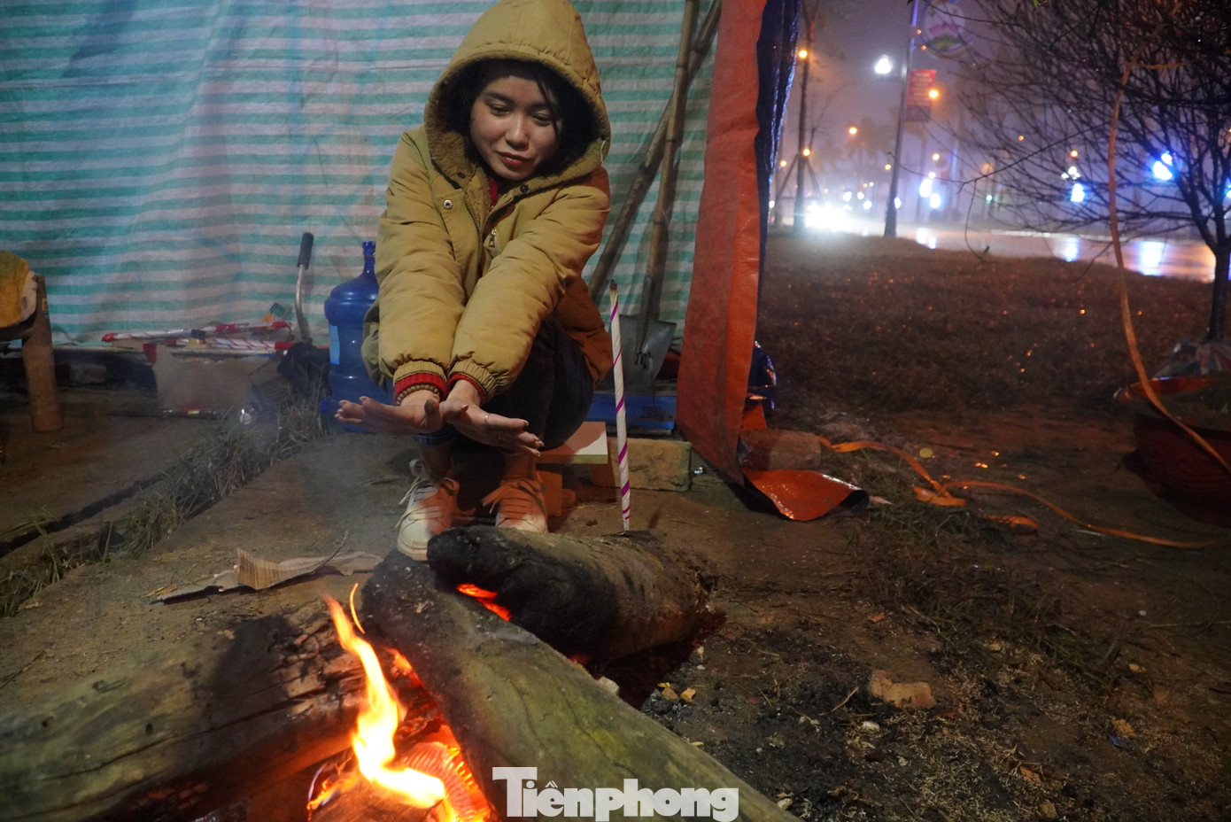 Thời tiết tại Hà Tĩnh có mưa lạnh khiến những người buôn đào quất càng vất vả hơn.