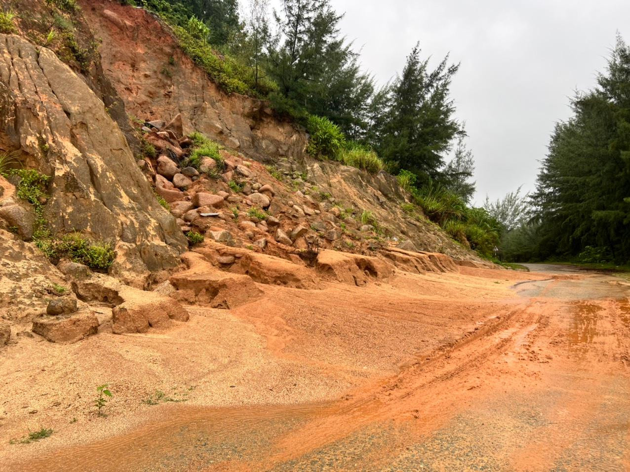 Những điểm sạt lở được lực lượng chức năng huy động phương tiện đến để thu dọn. Những điểm sạt lở được lực lượng chức năng huy động phương tiện đến để thu dọn.