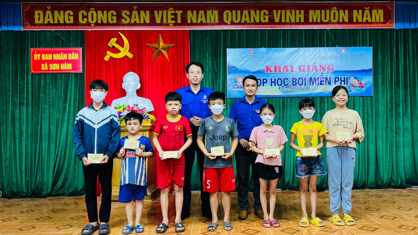 “Thật sự rất vui khi lần lượt nhìn thấy các em từ nhút nhát, sợ nước sau vài buổi học đã có thể bơi được. Việc dạy bơi ở đây hoàn toàn miễn phí nên tôi cũng mong rằng những mô hình này có thể nhân rộng ra các địa phương giảm thiểu tình trạng đuối nước”, anh Hồ Huy Hùng – Bí thư Đoàn xã Sơn Hàm (huyện Hương Sơn) phấn khởi chia sẻ. “Thật sự rất vui khi lần lượt nhìn thấy các em từ nhút nhát, sợ nước sau vài buổi học đã có thể bơi được. Việc dạy bơi ở đây hoàn toàn miễn phí nên tôi cũng mong rằng những mô hình này có thể nhân rộng ra các địa phương giảm thiểu tình trạng đuối nước”, anh Hồ Huy Hùng – Bí thư Đoàn xã Sơn Hàm (huyện Hương Sơn) phấn khởi chia sẻ.