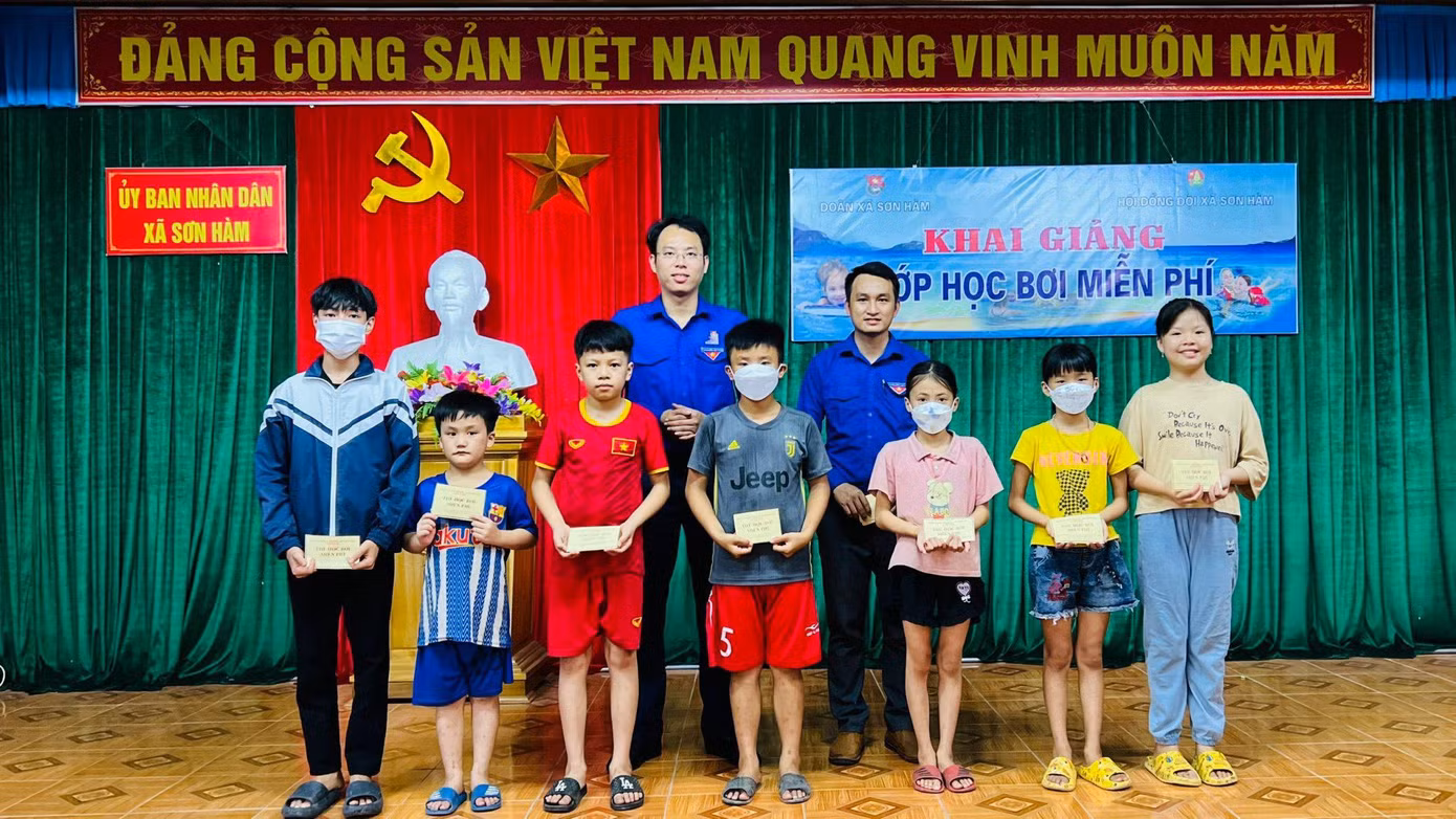 “Thật sự rất vui khi lần lượt nhìn thấy các em từ nhút nhát, sợ nước sau vài buổi học đã có thể bơi được. Việc dạy bơi ở đây hoàn toàn miễn phí nên tôi cũng mong rằng những mô hình này có thể nhân rộng ra các địa phương giảm thiểu tình trạng đuối nước”, anh Hồ Huy Hùng – Bí thư Đoàn xã Sơn Hàm (huyện Hương Sơn) phấn khởi chia sẻ.
