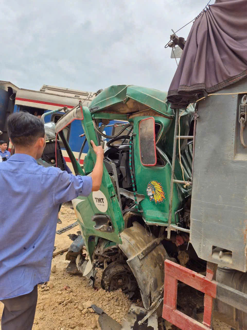 Chiếc xe tải và tàu hoả bị hư hỏng nặng sau va chạm.