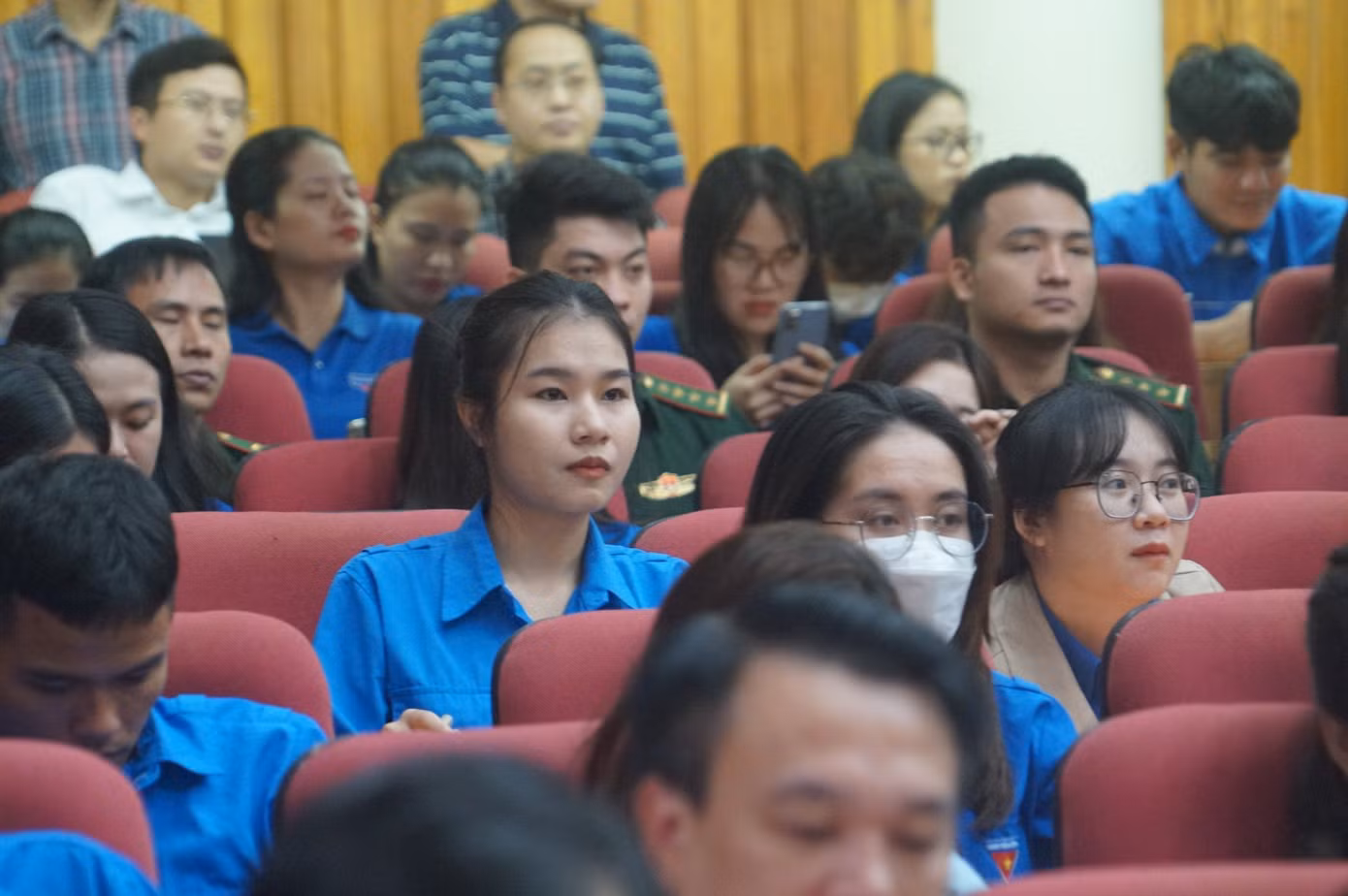 Hội nghị có hàng trăm đoàn viên, thanh niên tham gia. Hội nghị có hàng trăm đoàn viên, thanh niên tham gia.