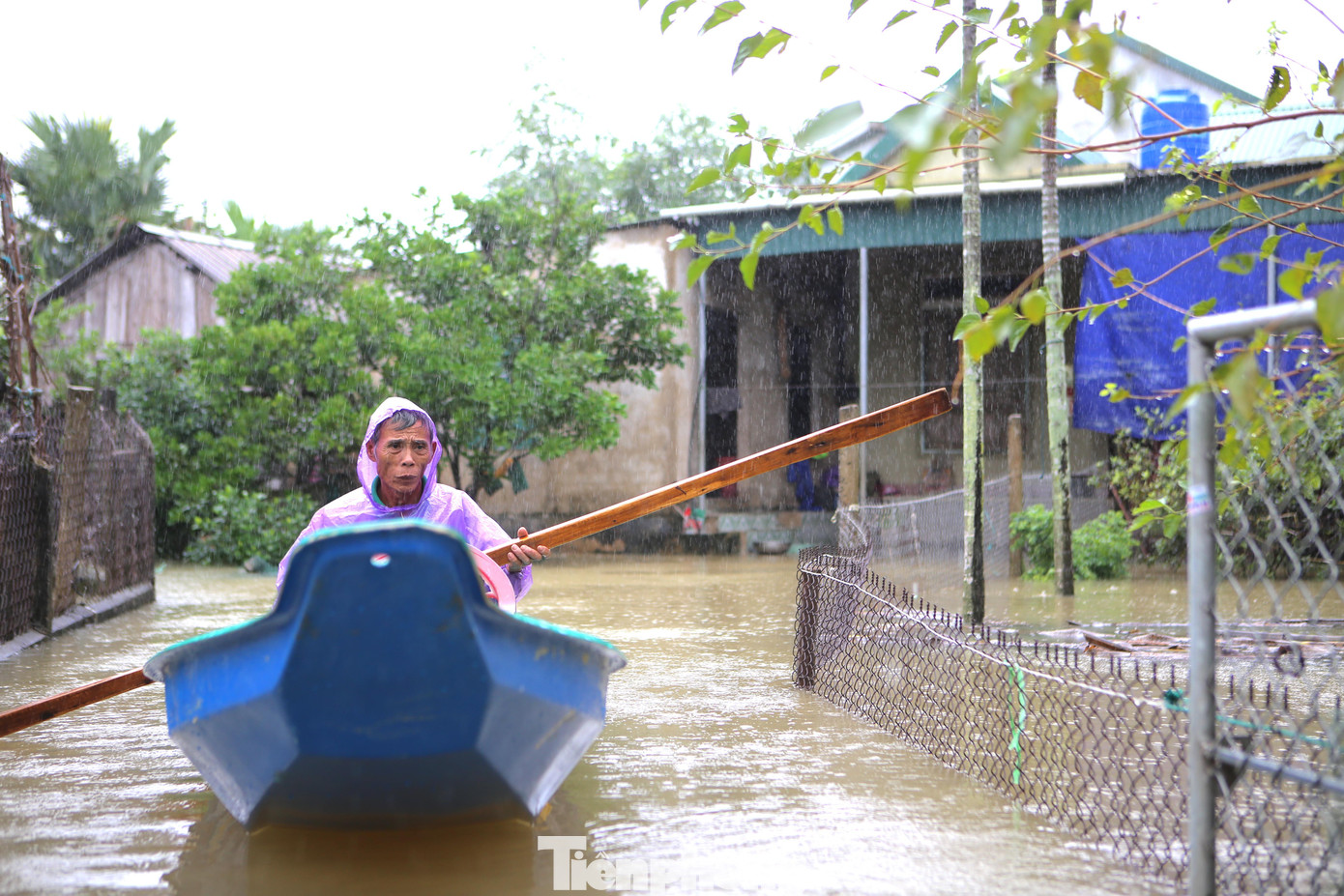 Do đường bị ngập sâu, xấp xỉ vào nhà ông Trần Thanh Sơn (trú thôn Tân Vĩnh Cần) phải dùng thuyền để di chuyển ra ngoài. Trước nhà ông đường bị ngập sâu trên 1m.