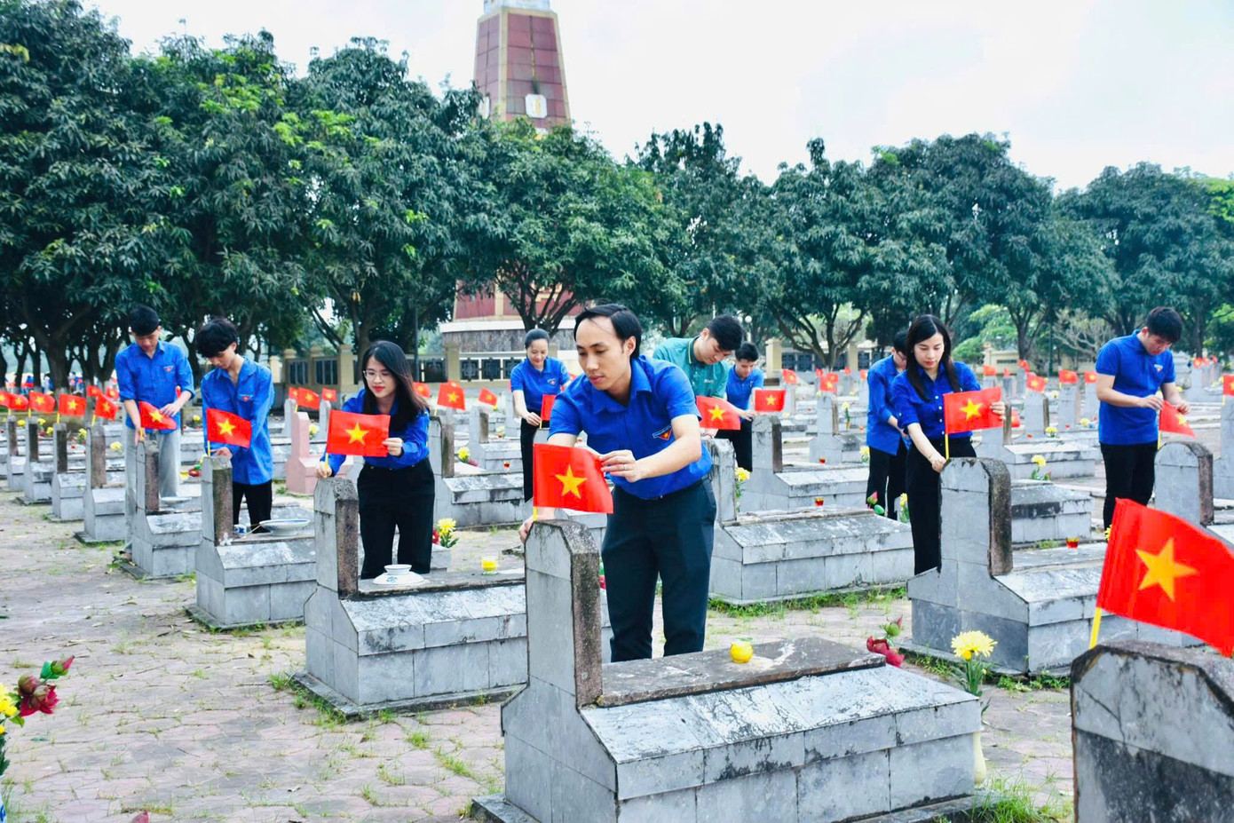 Tỉnh Đoàn phối hợp với đơn vị tài trợ cũng tổ chức chương trình trao tặng công trình “Tô thắm màu cờ” cho Huyện Đoàn Nghi Xuân.