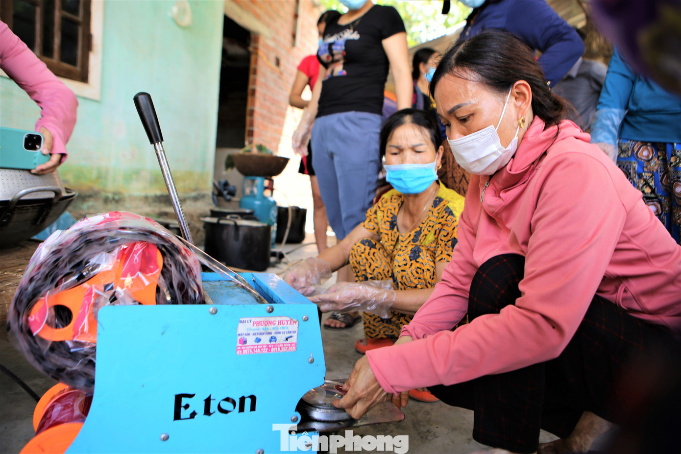 Người dân nấu cơm xong tự đóng gói để vận chuyển vào khu cách ly.