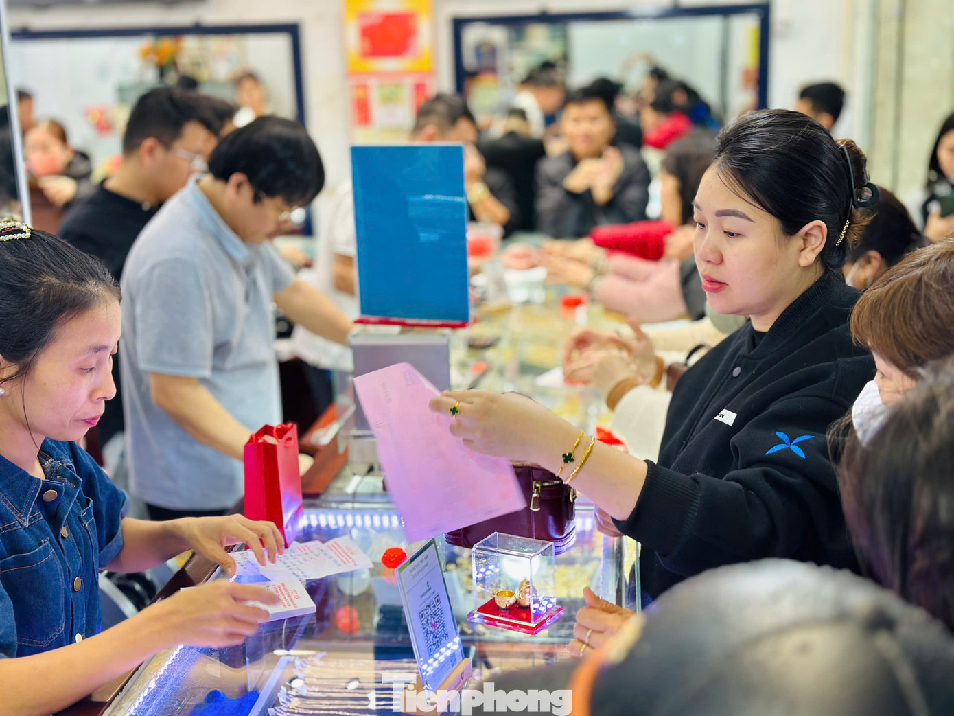 Nhiều người mua vàng cho biết, việc mua vàng đầu năm đã trở thành thói quen mỗi dịp đầu năm. Vì thế giá vàng cao hay thấp với nhiều người mua vàng họ không quan tâm nhiều, bởi họ mua để lấy vía Thần Tài cho năm mới.