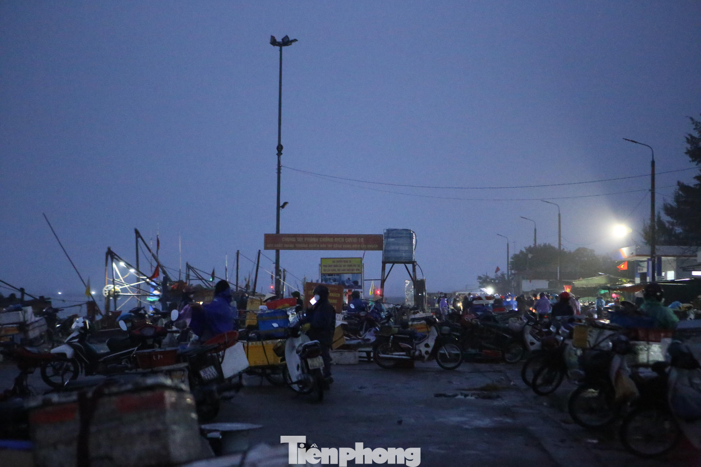 Cảng cá Cửa Sót (xã Thạch Kim, huyện Lộc Hà) là một trong số cảng cá lớn nhất Hà Tĩnh. Nơi đây là địa điểm nhiều tàu cá của các ngư dân vào tránh trú khi mưa bão, cũng như là nơi mua bán hải sản sôi động.