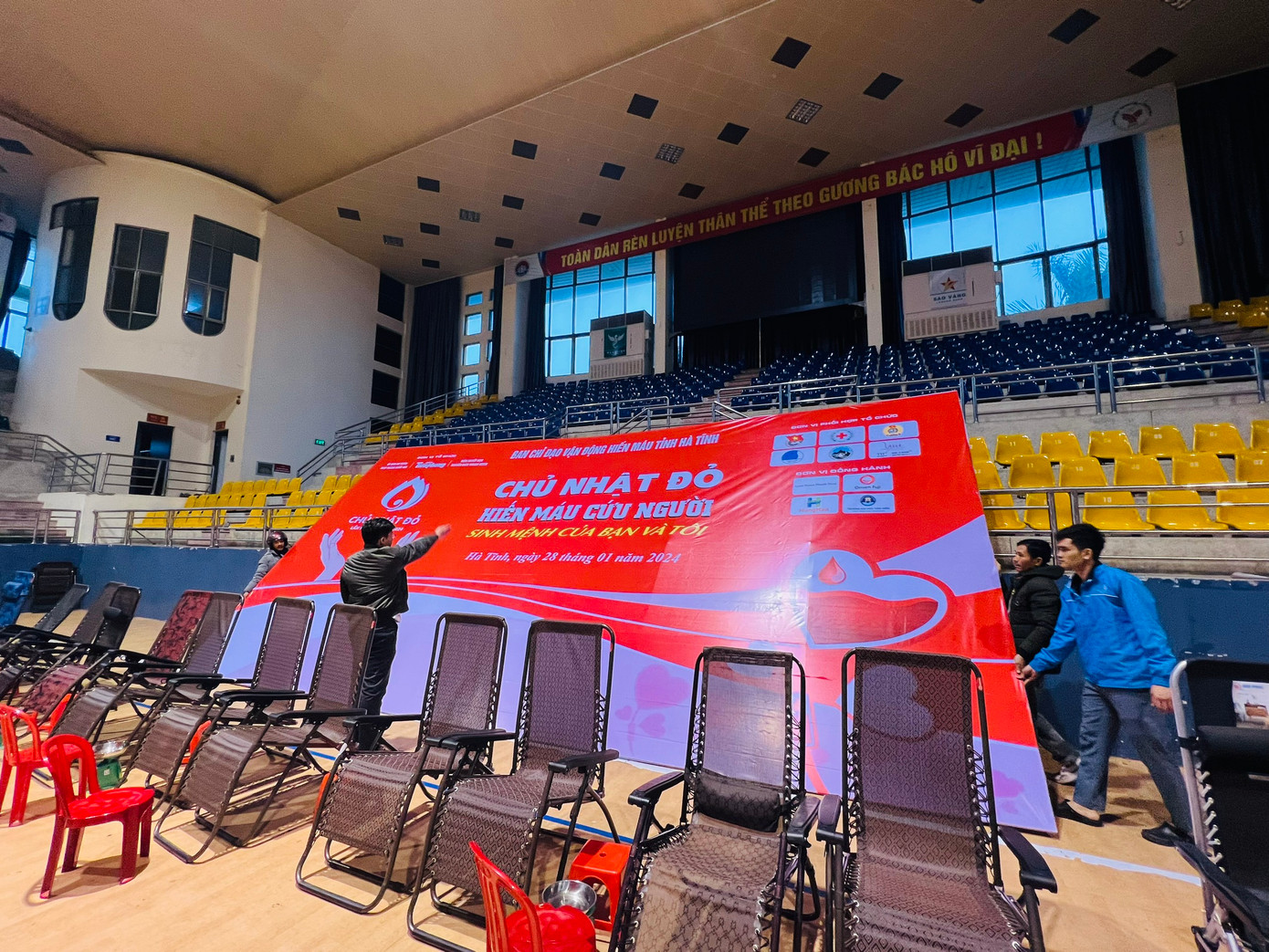 Từ chiều 27/1, lực lượng thanh niên chuẩn bị công tác cho ngày hội Chủ Nhật Đỏ. Từ chiều 27/1, lực lượng thanh niên chuẩn bị công tác cho ngày hội Chủ Nhật Đỏ.