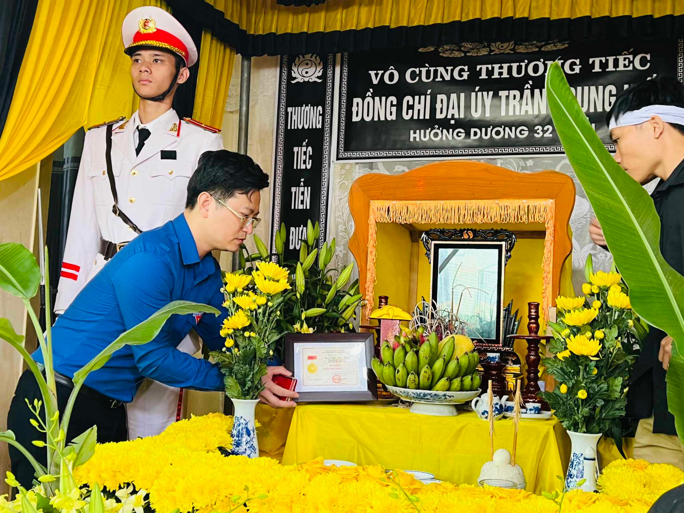 Đại úy Trần Trung Hiếu, cán bộ Công an xã Xuân Hồng (Huyện Nghi Xuân, tỉnh Hà Tĩnh) đã dũng cảm quên mình trong khi thực hiện nhiệm vụ truy bắt đối tượng nghi mua bán trái phép chất ma tuý. Đại úy Trần Trung Hiếu, cán bộ Công an xã Xuân Hồng (Huyện Nghi Xuân, tỉnh Hà Tĩnh) đã dũng cảm quên mình trong khi thực hiện nhiệm vụ truy bắt đối tượng nghi mua bán trái phép chất ma tuý.