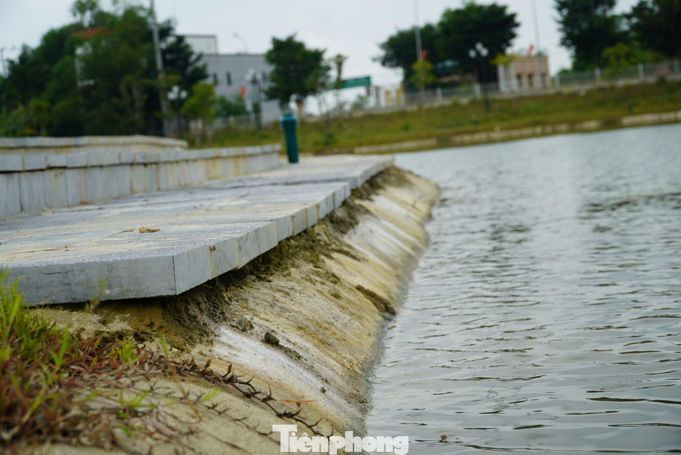 Những viên đá xanh ốp lát không kết dính với lớp vữa, có dấu hiệu không đảm bảo chất lượng, một số đoạn còn bị hở hàm ếch. Những viên đá xanh ốp lát không kết dính với lớp vữa, có dấu hiệu không đảm bảo chất lượng, một số đoạn còn bị hở hàm ếch.