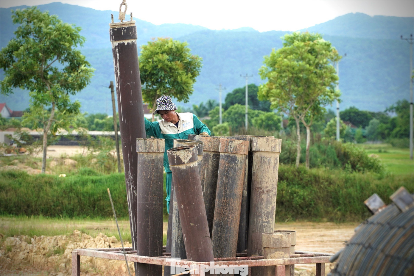 Nhà thầu đã huy động 40 kỹ sư, công nhân và hàng chục máy móc đến hiện trường để đẩy mạnh thực hiện tiến độ dự án.