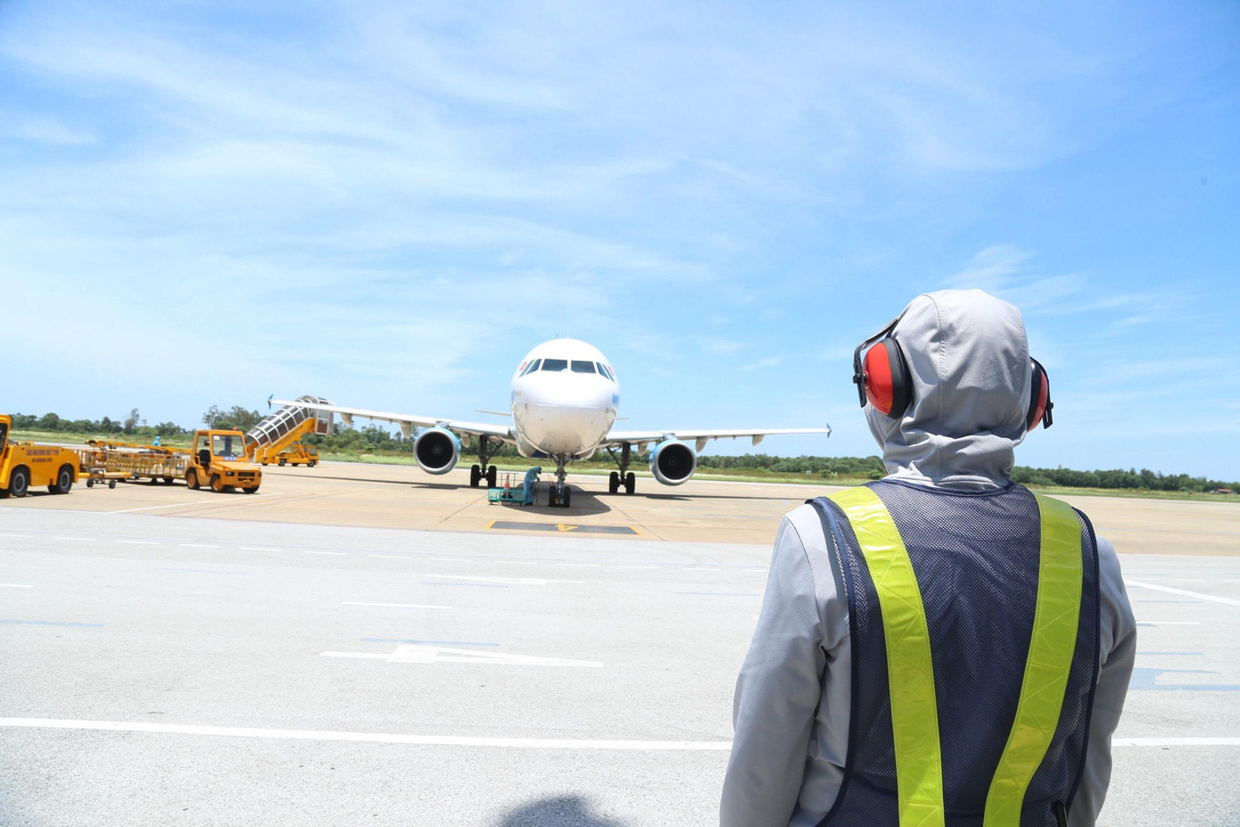 Trưa 6/8, chuyến bay QH 9204 của hãng Bamboo Airways chở hơn 190 công dân đầu tiên trong số hơn 950 người dân Hà Tĩnh từ TP. Hồ Chí Minh và các tỉnh phía Nam có nguyện vọng về quê đã hạ cánh xuống Cảng hàng không quốc tế Vinh (tỉnh Nghệ An). Trưa 6/8, chuyến bay QH 9204 của hãng Bamboo Airways chở hơn 190 công dân đầu tiên trong số hơn 950 người dân Hà Tĩnh từ TP. Hồ Chí Minh và các tỉnh phía Nam có nguyện vọng về quê đã hạ cánh xuống Cảng hàng không quốc tế Vinh (tỉnh Nghệ An).