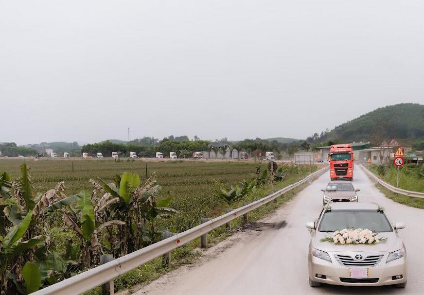 Đoàn rước dâu di chuyển trên quốc lộ 8A. Đoàn rước dâu di chuyển trên quốc lộ 8A.
