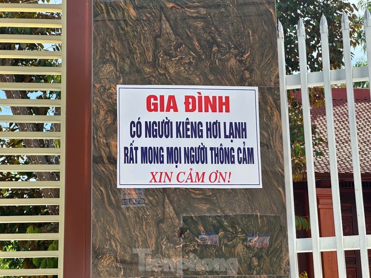Một số nhà có người đang điều trị ung thư đã dán trước cổng dòng chữ: “Gia đình có người kiêng hơi lạnh. Rất mong mọi người thông cảm".