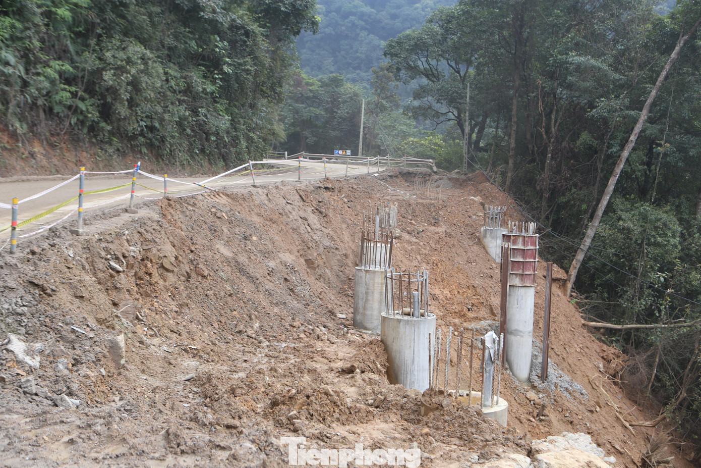 Tại các vị trí thi công, công nhân được bố trí ở hai điểm đầu để phân luồng giao thông từng đợt để tránh tắc đường. Trong ảnh khu vực đoạn đường đang được thi công, chỉ phân được một làn để di chuyển.