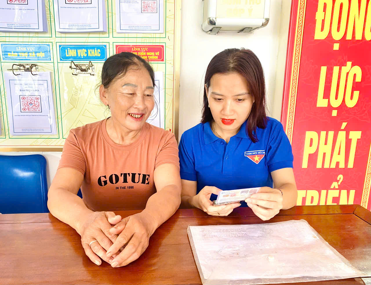 Các đội hình được phân công trực tại các điểm tiếp nhận và trả kết quả thủ tục hành chính, đảm bảo hỗ trợ thao tác, hướng dẫn quy trình và phổ biến kiến thức số cho người dân, đặc biệt là các nhóm yếu thế như người già, người không sử dụng điện thoại thông minh.