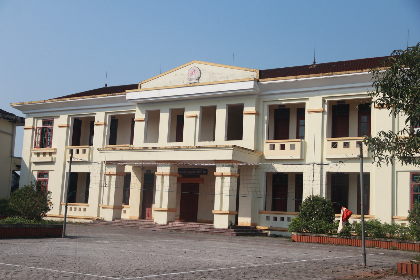 Riêng trụ sở UBND xã Thạch Hương (cũ) được xây dựng khang trang vào năm 2018 trên khuôn viên rộng hàng nghìn m2, với hai dãy nhà tầng cùng hội trường. Đáng nói công trình này chưa sử dụng được bao lâu thì bỏ hoang gây lãng phí.