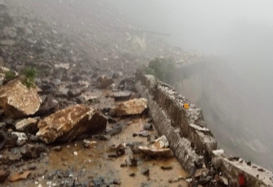 Ngày 29/9, ông Võ Trường Giang - Chi cục trưởng Chi cục quản lý đường bộ 2.3 (Tổng cục Đường bộ Việt Nam) cho biết, do ảnh hưởng của bão Noru, Hà Tĩnh xảy ra mưa lớn, khiến nhiều điểm trên quốc lộ 8A - đường lên Cửa khẩu Quốc tế Cầu Treo có 4 vị trí sạt lở taluy dương gây ách tắc giao thông.