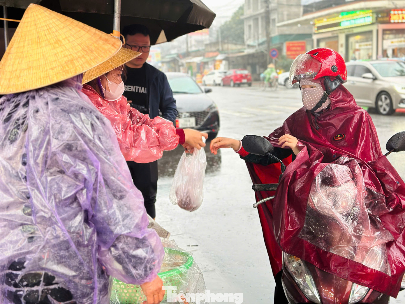 Trong ngày vía Thần Tài, món xôi tam sên ở Hà Tĩnh thu hút khách, chỉ trong buổi sáng, người bán lãi hàng triệu đồng.