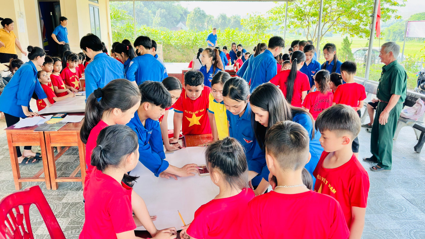 Ngày hội trở nên ý nghĩa hơn khi rất đông số lượng các đoàn viên thanh niên và thiếu nhi tham gia. Ngày hội trở nên ý nghĩa hơn khi rất đông số lượng các đoàn viên thanh niên và thiếu nhi tham gia.