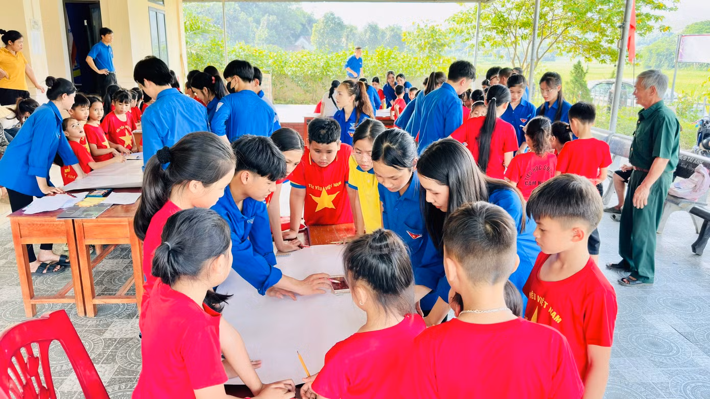 Ngày hội trở nên ý nghĩa hơn khi rất đông số lượng các đoàn viên thanh niên và thiếu nhi tham gia. Ngày hội trở nên ý nghĩa hơn khi rất đông số lượng các đoàn viên thanh niên và thiếu nhi tham gia.