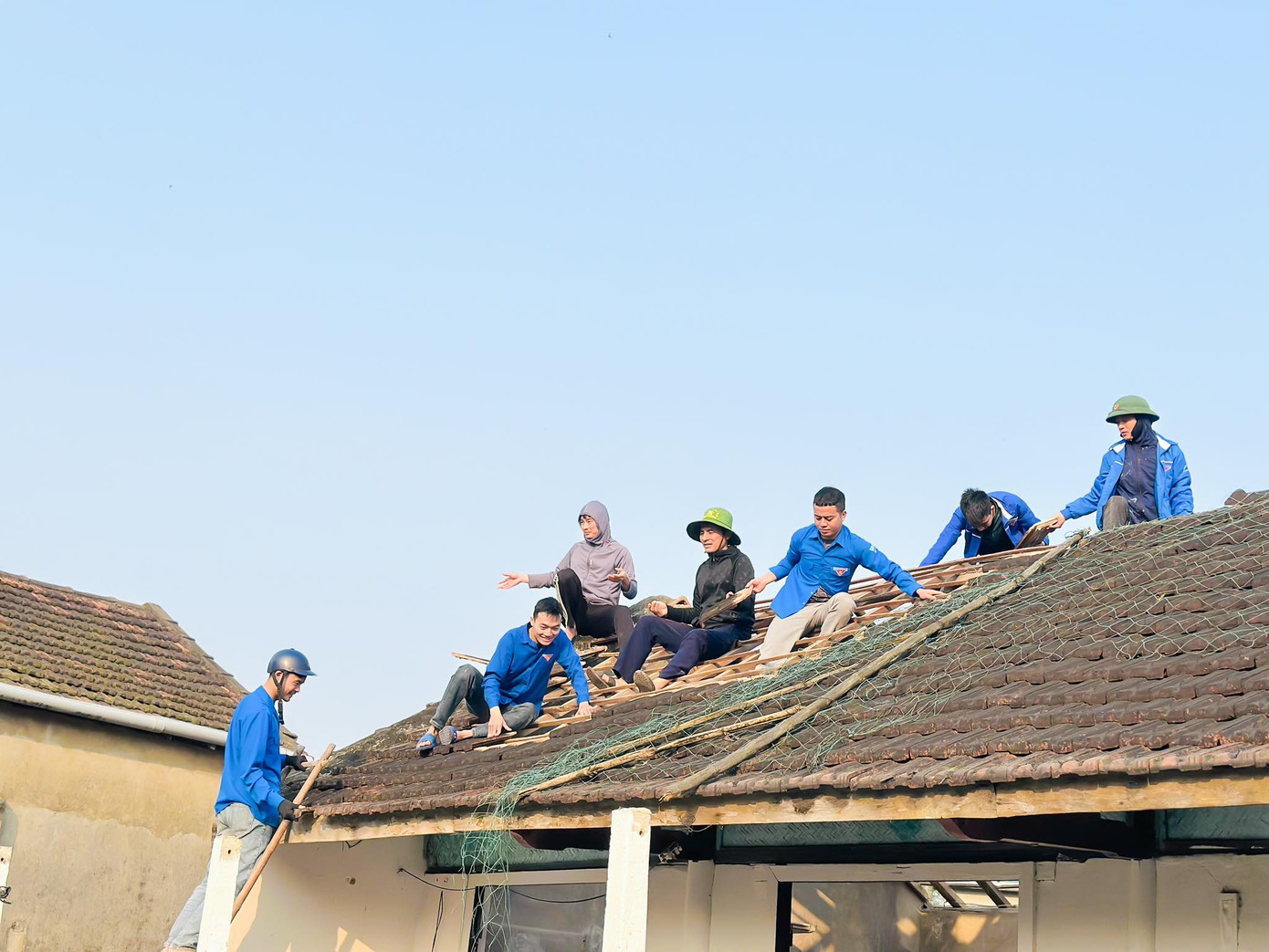 Những ngày đầu của Tháng Thanh niên, các cấp bộ đoàn trên toàn tỉnh đã tích cực hưởng ứng chương trình thi đua "Chung tay xóa nhà tạm, nhà dột nát trên phạm vi cả nước trong năm 2025". Đến nay, đã hỗ trợ nguồn lực và hơn 1.800 ngày công, xóa hơn 100 nhà tạm, nhà dột nát trên toàn tỉnh.