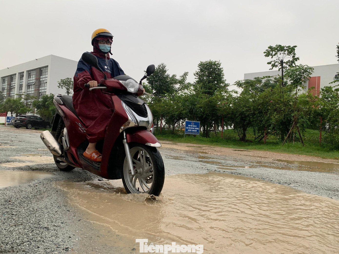 Những ổ voi rộng tới vài mét nằm dày đặc trên mặt đường, vào ngày mưa nước ngập gây khó khăn cho phương tiện qua lại.