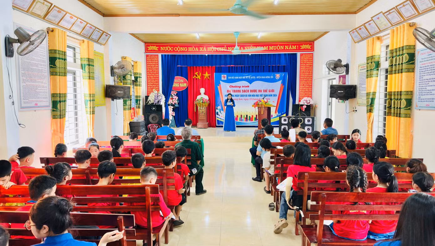 Hưởng ứng ngày sách và văn hóa đọc Việt Nam năm 2024, Huyện Đoàn Hương Sơn (Hà Tĩnh) vừa phối hợp Ban điều hành Ngôi nhà trí tuệ huyện tổ chức Ngày hội “Mở trang sách bước ra thế giới”. Ảnh: HN Hưởng ứng ngày sách và văn hóa đọc Việt Nam năm 2024, Huyện Đoàn Hương Sơn (Hà Tĩnh) vừa phối hợp Ban điều hành Ngôi nhà trí tuệ huyện tổ chức Ngày hội “Mở trang sách bước ra thế giới”. Ảnh: HN