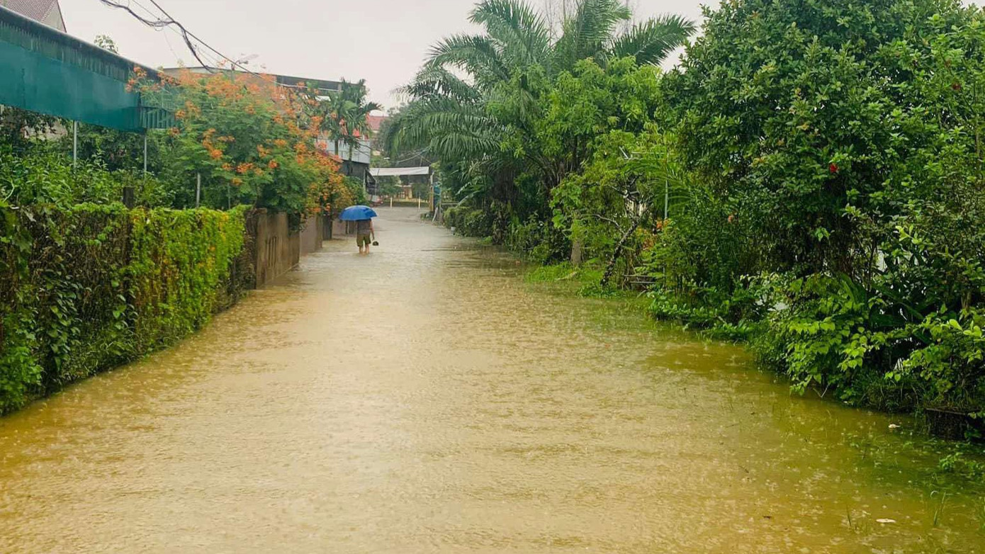 Trước diễn biến mưa lũ phức tạp, ông Trần Bình Thân – Chủ tịch UBND huyện Hương Sơn đã chỉ đạo các địa phương chủ động thực hiện các phương án để kịp thời ứng phó với mưa lũ. Đồng thời tuyên truyền, kiểm tra, nhắc nhở người dân không đánh bắt cá khu vực nước ngập sâu, không trục vớt củi, trên các sông suối... đảm bảo tuyệt đối tính mạng cho người dân qua lại, nhất là học sinh. Trong ảnh, một tuyến đường tại thị trấn Phố Châu bị ngập.
