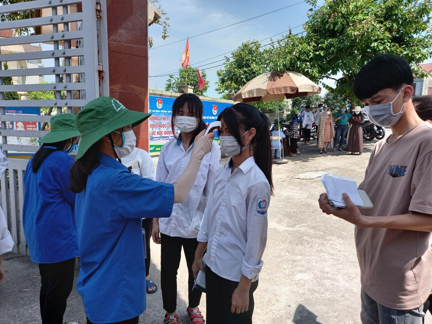 Các đội thanh niên tình nguyện luôn túc trực phối hợp với các lực lượng chức năng làm nhiệm vụ giữ gìn an ninh, trật tự; hướng dẫn, hỗ trợ thí sinh và người nhà các thí sinh trong suốt thời gian diễn ra các môn thi trước khu vực cổng trường.