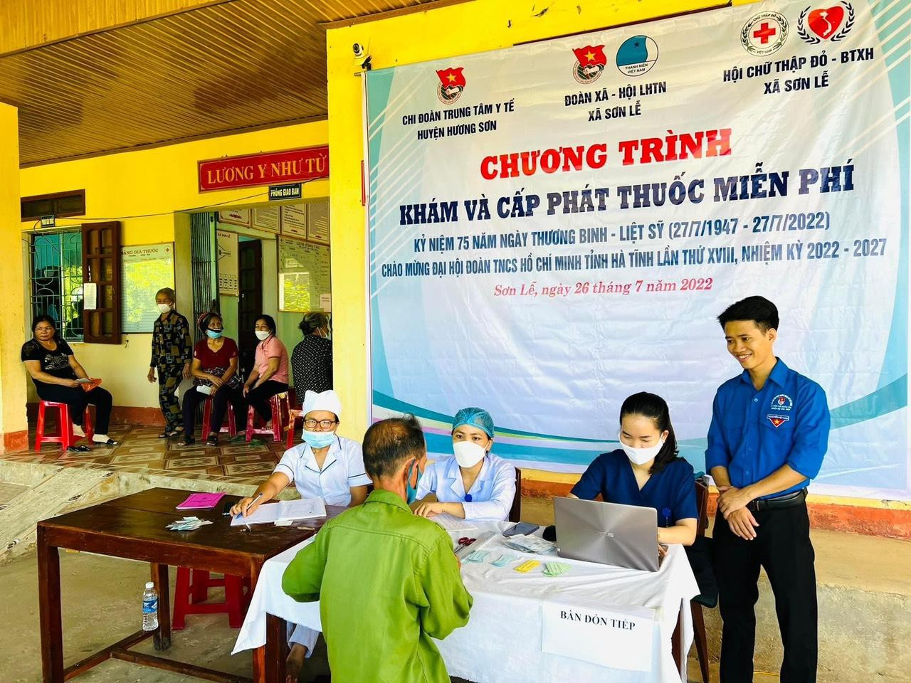 Đoàn xã Sơn Lễ (huyện Hương Sơn) phối hợp khám và cấp thuốc miễn phí cho các đối tượng chính sách trong địa bàn xã.