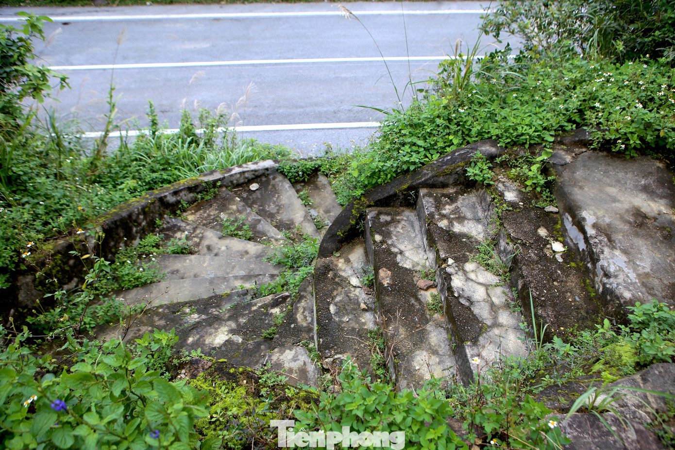 Bậc thang uốn lượn từ đường Đèo Ngang dẫn lên "cổng trời".